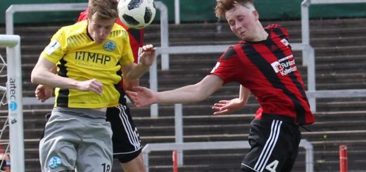 Meßner im Kopfballduell (Foto: Hell)