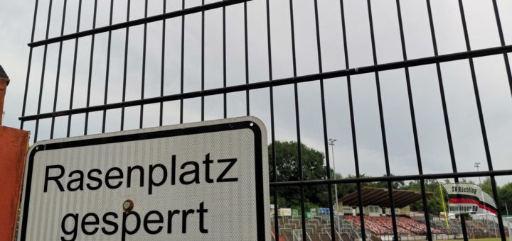 Symbolfoto: Rasenplatz gesperrt (Foto: Hell)