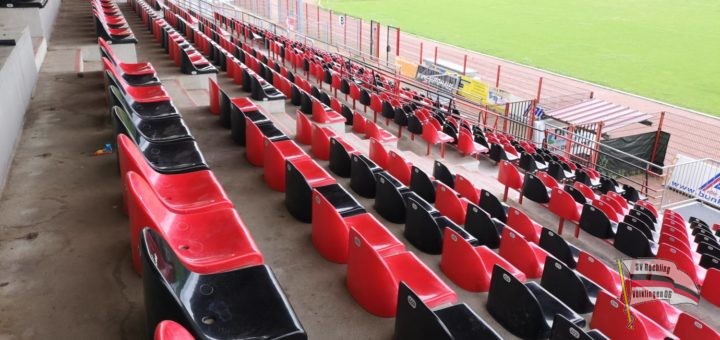 Die Sitzplatztribüne im Hermann-Neuberger-Stadion (Foto: Hell)