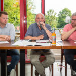 Vorstand bei der Moderatrion (Foto: Lux)
