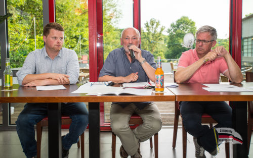 Vorstand bei der Moderatrion (Foto: Lux)
